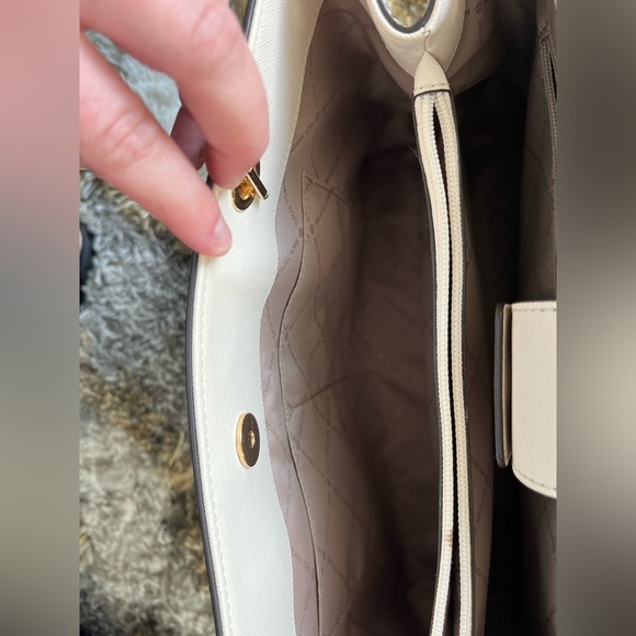 Michael Kors Teagan large Pebble Leather tote with gold accent - Picture 6 of 7